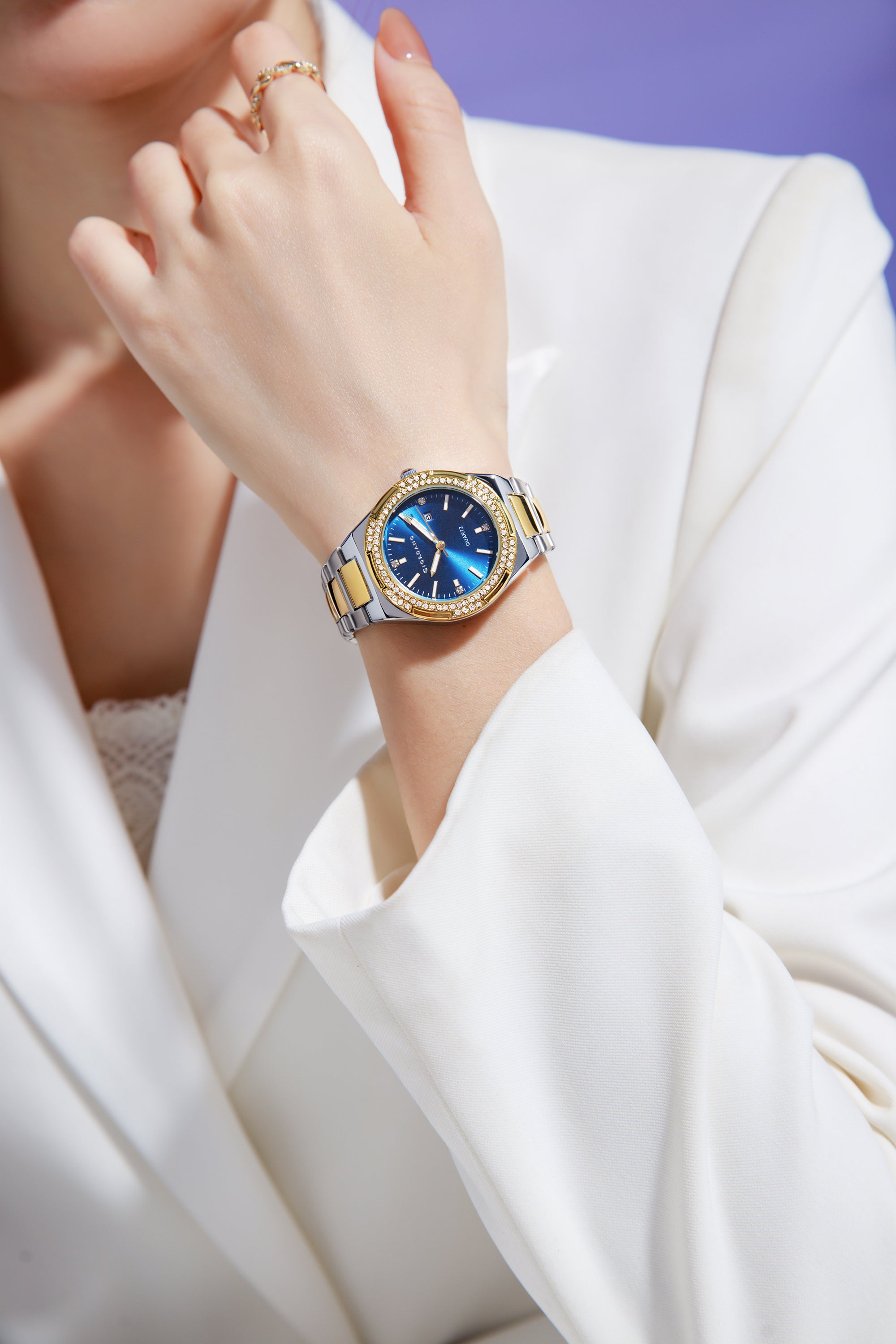 Giordano Analog watch for women with Crystal Bezel, round gloss finish dial, stainless steel strap and date display | GZ-60112-44